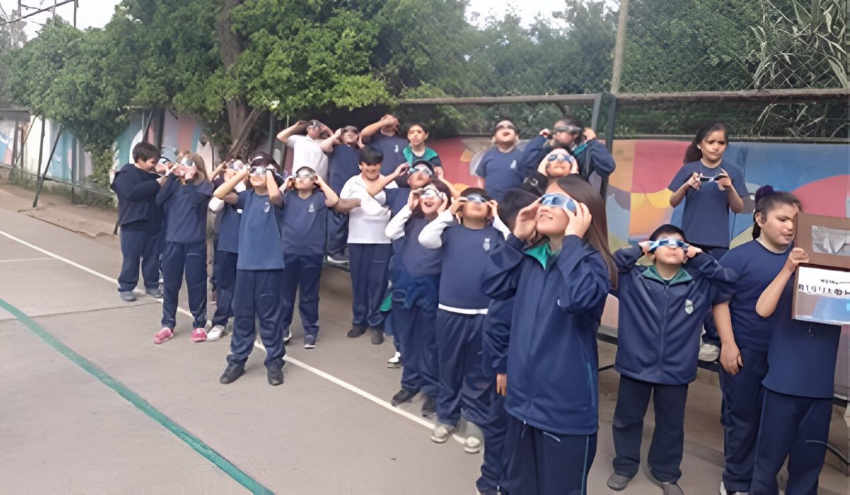 El Planetario Móvil AstroKidz visito nuestro colegio con un domo espacial