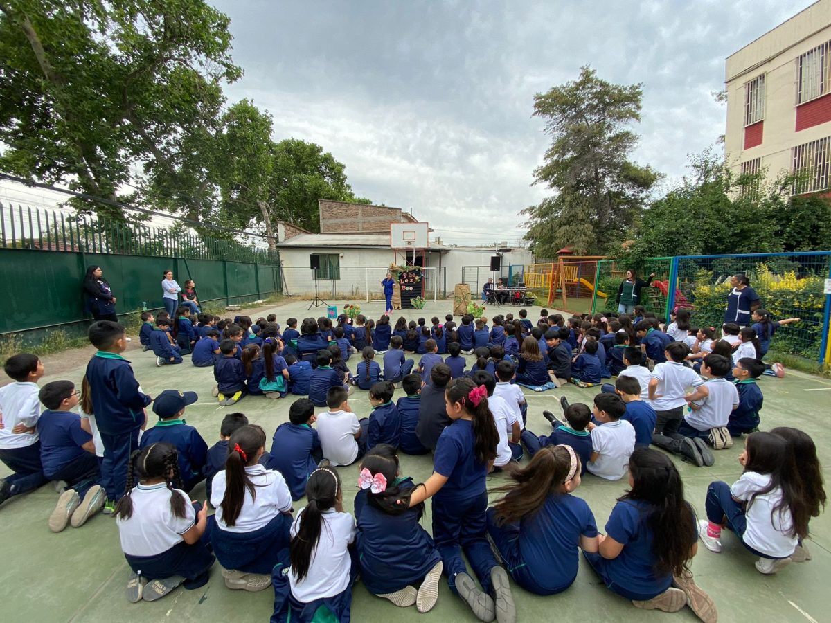 Obra de teatro interactiva en inglés titulada “Lazy Bee”