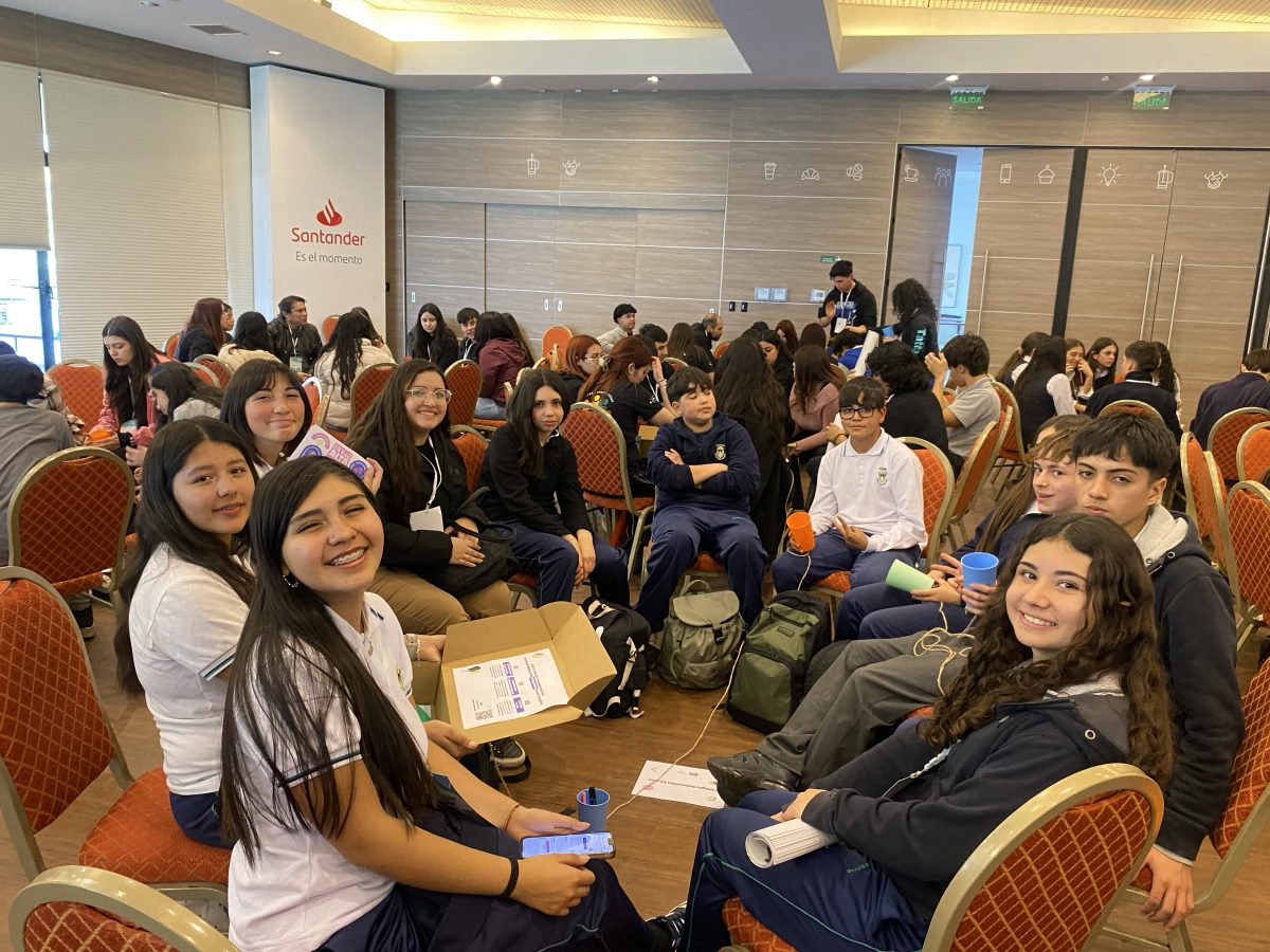 Estudiantes de nuestro colegio participan en cumbre de líderes para prevenir la violencia escolar