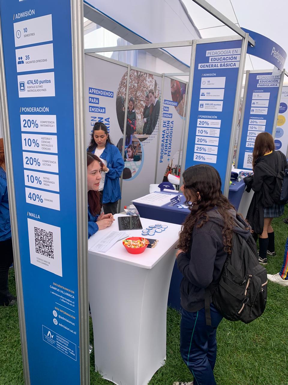 Estudiantes de III Medio participan en la “Expo Futuro Novato y Novata UC 2025”