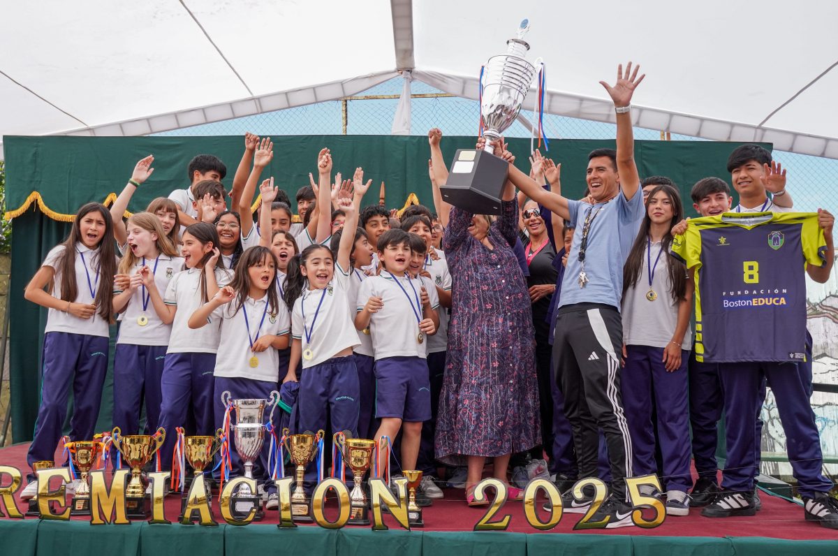 Nuestro colegio recibe la Copa de Campeones de las Olimpiadas BostonEduca 2025 en la premiación de talleres deportivos