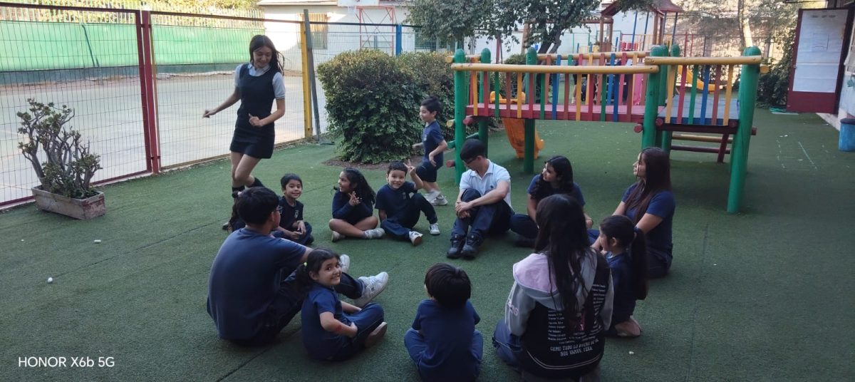Estudiantes de IV Medio apadrinan a niños y niñas de Kínder del Colegio Sebastián Elcano