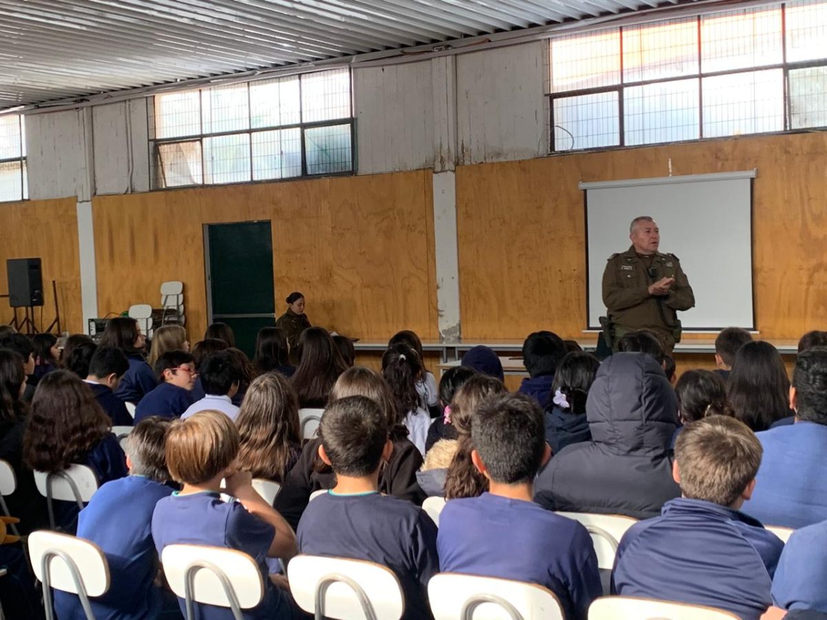Carabineros de la MICC San Bernardo visitan nuestro colegio para dialogar sobre Responsabilidad Penal Adolescente