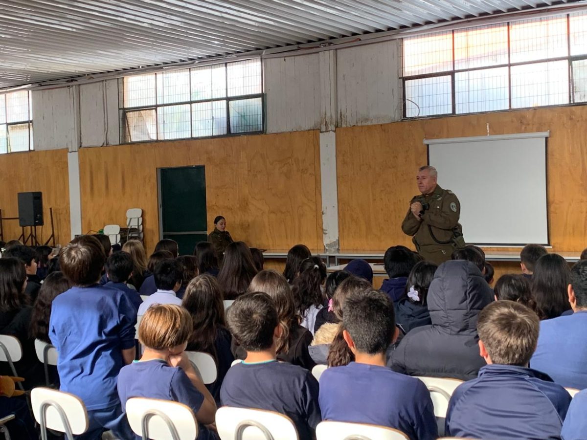 Carabineros de la MICC San Bernardo visitan nuestro colegio para dialogar sobre Responsabilidad Penal Adolescente