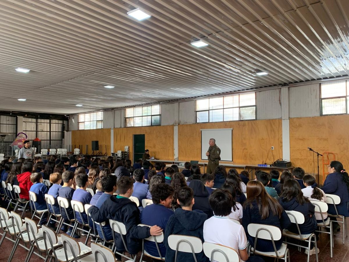 Carabineros de la MICC San Bernardo visitan nuestro colegio para dialogar sobre Responsabilidad Penal Adolescente