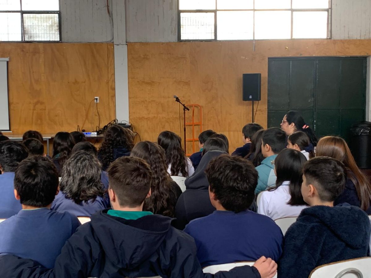 Carabineros de la MICC San Bernardo visitan nuestro colegio para dialogar sobre Responsabilidad Penal Adolescente