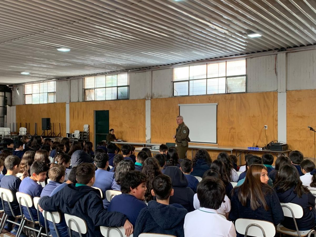 Carabineros de la MICC San Bernardo visitan nuestro colegio para dialogar sobre Responsabilidad Penal Adolescente