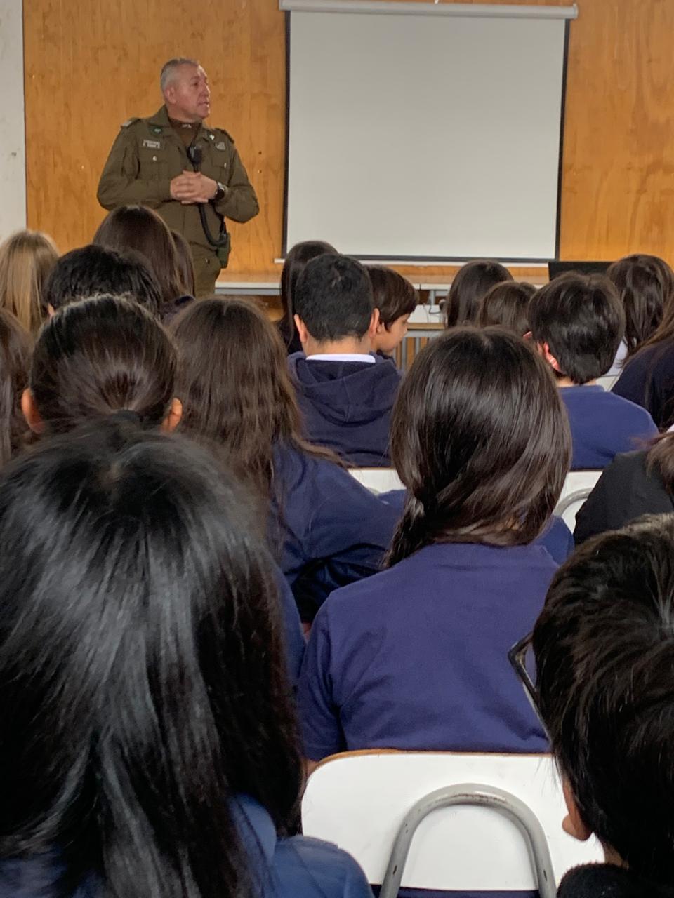 Carabineros de la MICC San Bernardo visitan nuestro colegio para dialogar sobre Responsabilidad Penal Adolescente
