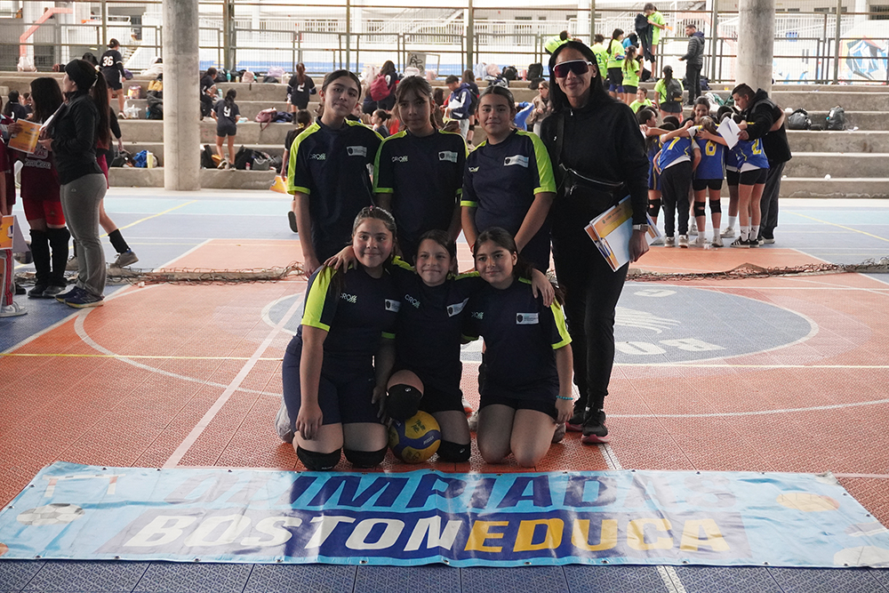 Gran nivel de juego en la fecha de Vóleibol Mini Damas en las Olimpiadas BostonEduca