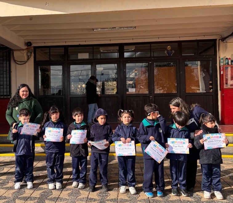 Kinder B recibe reconocimiento por su 100% de asistencia durante el mes de junio