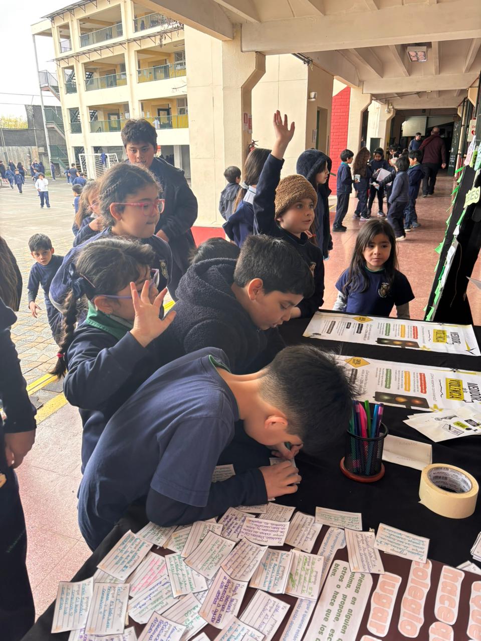 Estudiantes líderes llevan al colegio la campaña “Contra Corriente” para promover una convivencia sin violencia