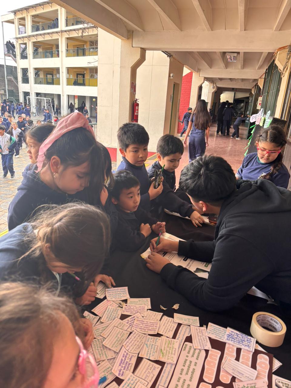 Estudiantes líderes llevan al colegio la campaña “Contra Corriente” para promover una convivencia sin violencia