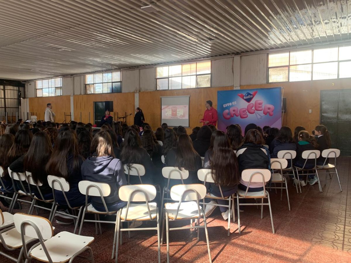 Estudiantes participan en Charla Educativa Plan Colegios Nosotras® 2026